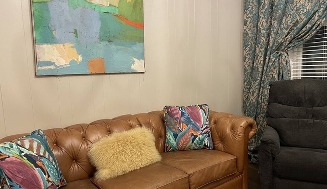 Walk to everything! Five Flags-Hotel Julian-Millwork Sleeps 8!