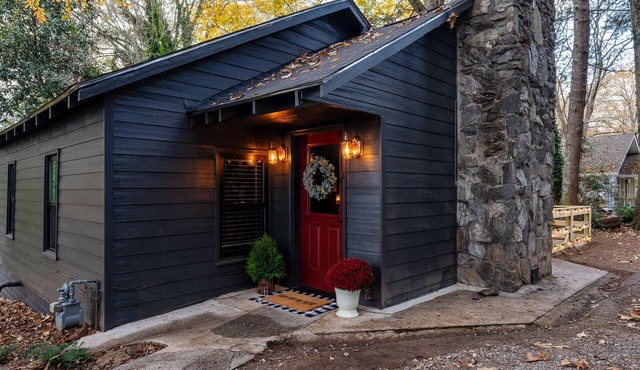 walk to square! Cozy 2 BR bungalow, moody design