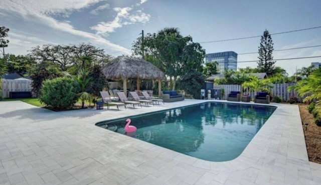 Walk to the beach & Resturant’s. Tiki Hut Dream Pool Home. Under a mile to beach