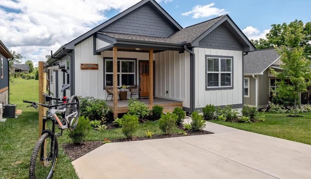 Walkable Downtown 5BR - Hot Tub and Resort Access