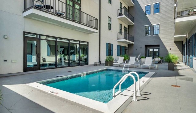 Walkable St Charles Ave | Streetcars, Gym, Pool!