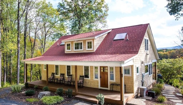 WANT GREAT VIEWS, PRIVATE DOCK AND PET FRIENDLY? THE RIVER OVERLOOK IS FOR YOU.