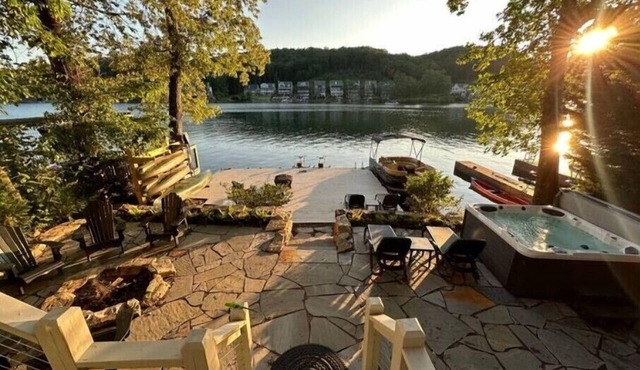 Warluskee Luxury Lakefront Cottage w/Hot Tub