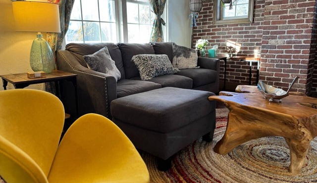 Warm, comfy 3 Bd/2ba w/private fenced yard