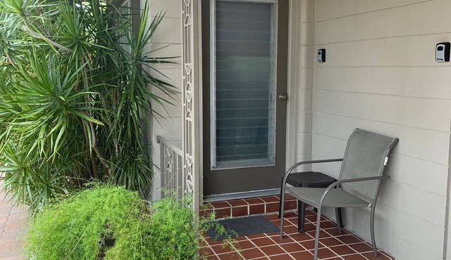 WARM MINERAL SPRINGS MODERN WATERFRONT STUDIO