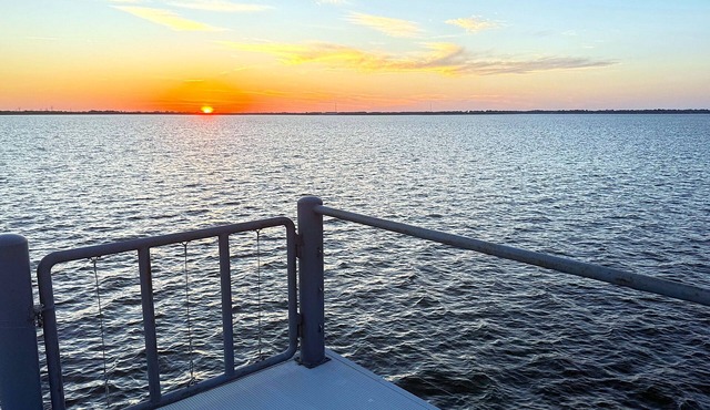 Waterfront 3-bedroom house on Cedar Creek Lake in Star Harbor, dock and porch
