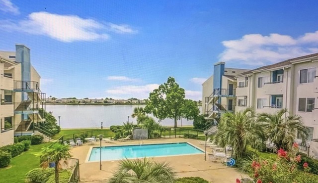 Waterfront, Amazing sunset overlooking pool.