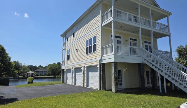Waterfront Coastal Charm yet close to the Surf @ 369ChapelLane
