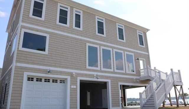 Waterfront Cottage!! Awesome Views of White Lake!!! This 4-bedroom home has all the features you would expect in a luxury waterfront cottage, and this location puts you a very short walk to Goldston's Beach Pavilion.