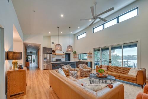 Waterfront Getaway on Lake Buchanan w/Fire Pit!