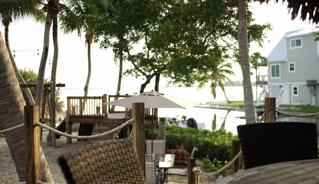 Waterfront Pool Oasis: Tiki Hut, Kayaks & Family Fun!