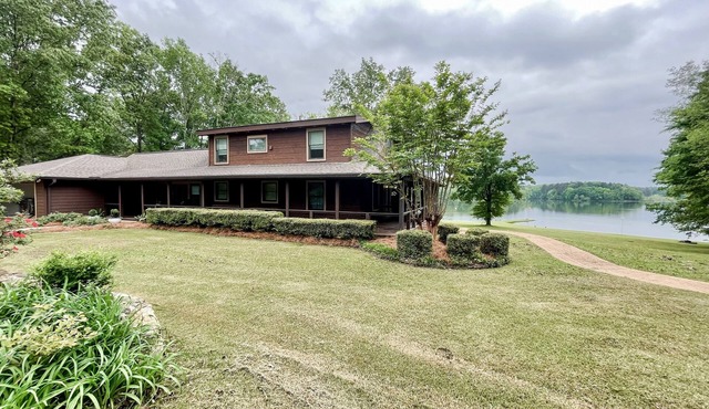 Waverly Lakehouse - private cabin, lake view, close to Old Waverly/Mossy Oak