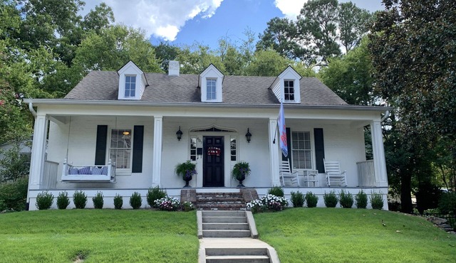 WELCOME! Between the Square and Grove! Charming House/Best Location