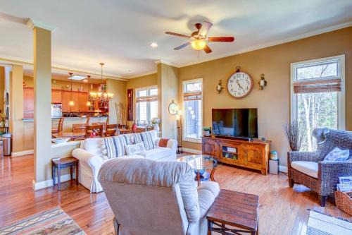 West Union Townhome w/Patio & Lake View