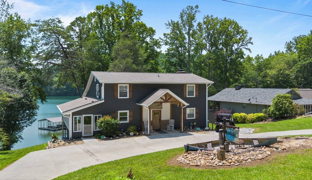 'Whatta View' & No Steps, 2 Slip Covered Dock, Hot Tub, Ping Pong, Pool Table