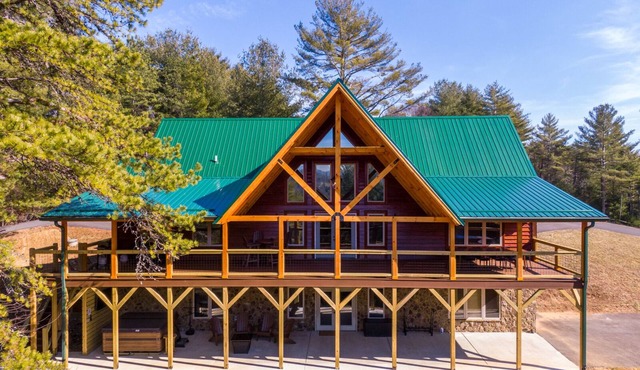 Whiskey River by the New - hot tub, game room, New River access!