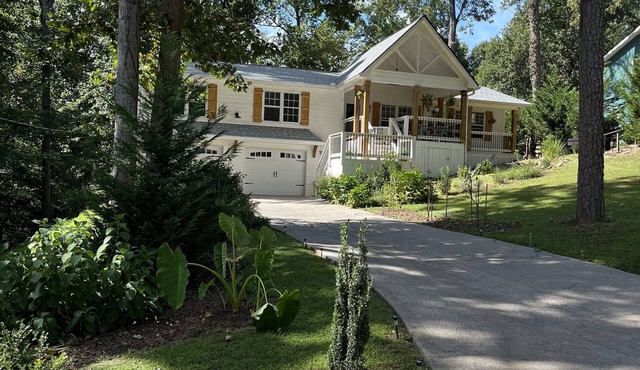White House on a hill Pet f., close to wedding venues, Roswell, Milton & Canton.