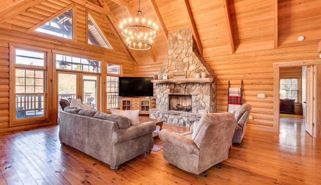Wooded Cabin: Mtn Views, Hot Tub & 2 Decks!