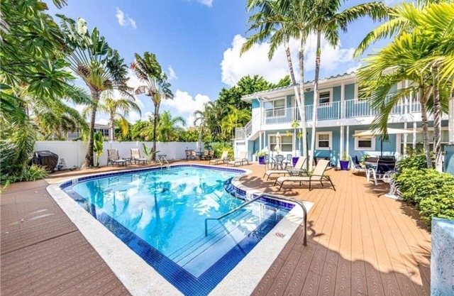 Blue Parrot Inn #8- 1/1 Heated Pool 1 MI to Beach