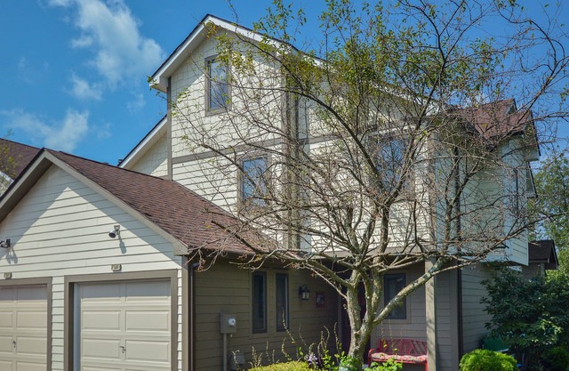 Lakefront Townhome with Community Pool Near Wisp in McHenry