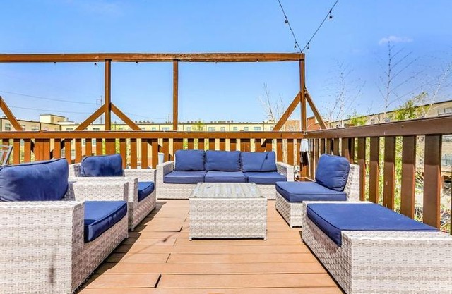 Luxury 4BR Penthouse in Downtown by Hosteeva