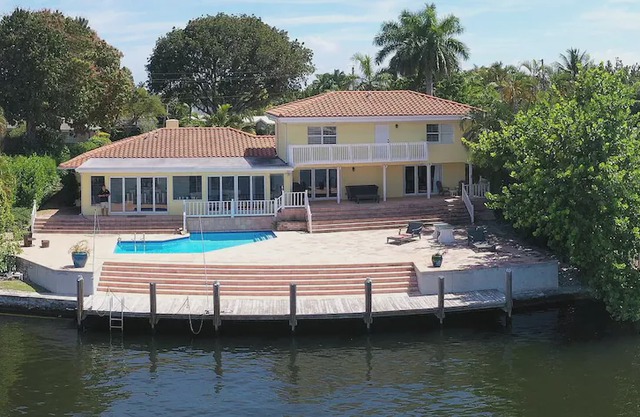 MIddle River Waterfront Island Style Retreat - 4 bd/3.5 bath