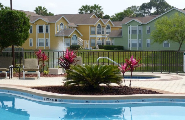 Spacious 2 bed 2 bath townhome with heated community pool & spa at gated community Mango Key near Disney, Orlando, Florida