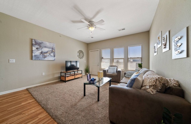 Spacious 2 Bed, 2 Bath Condo with Pool Near Downtown Corpus 3207