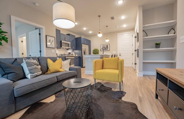 Stylish Downtown Deluxe Apartment W/Pool & Parking