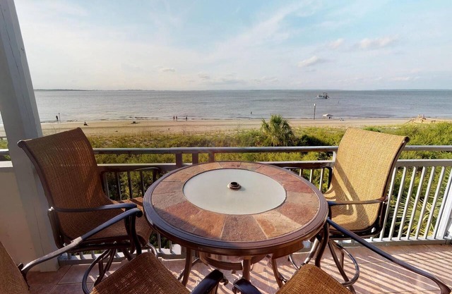 Waterfront condo w. resort amenities + unbeatable views!