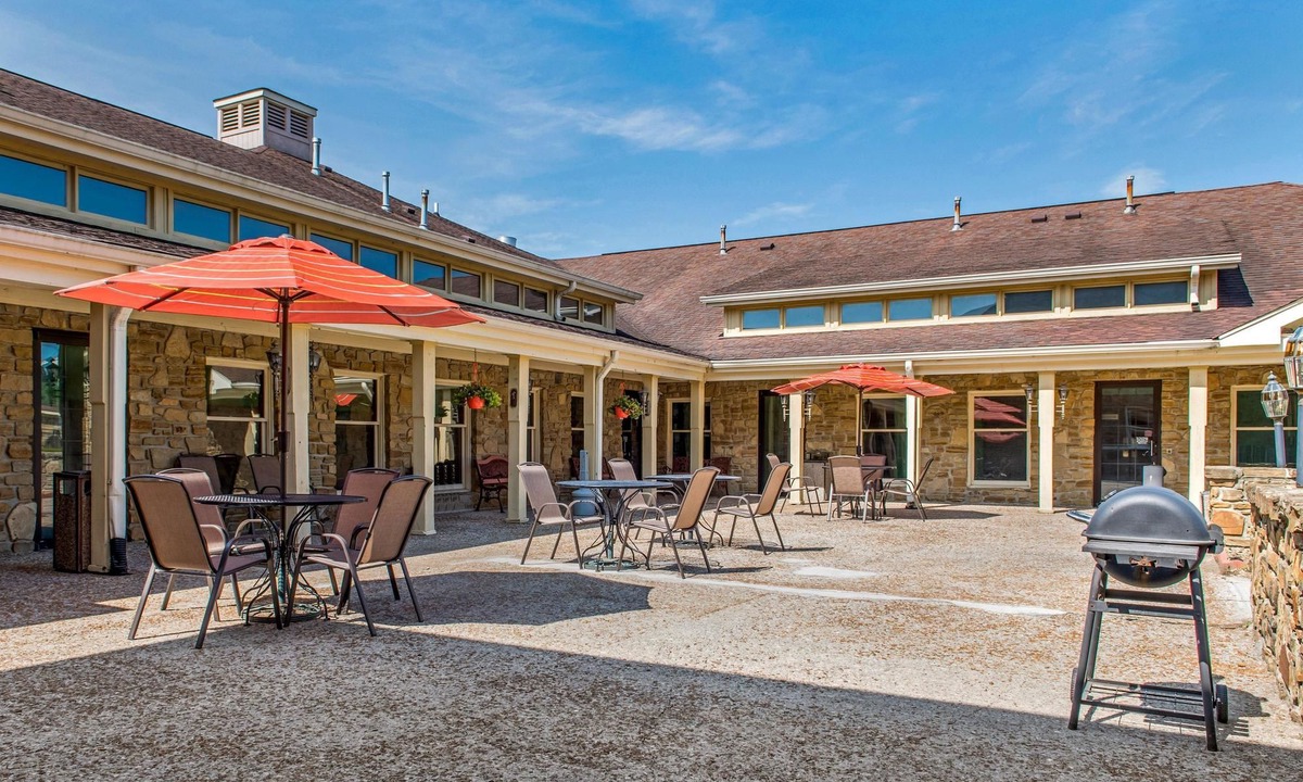 Avoca Hotel | Quality Inn & Suites Bedford West