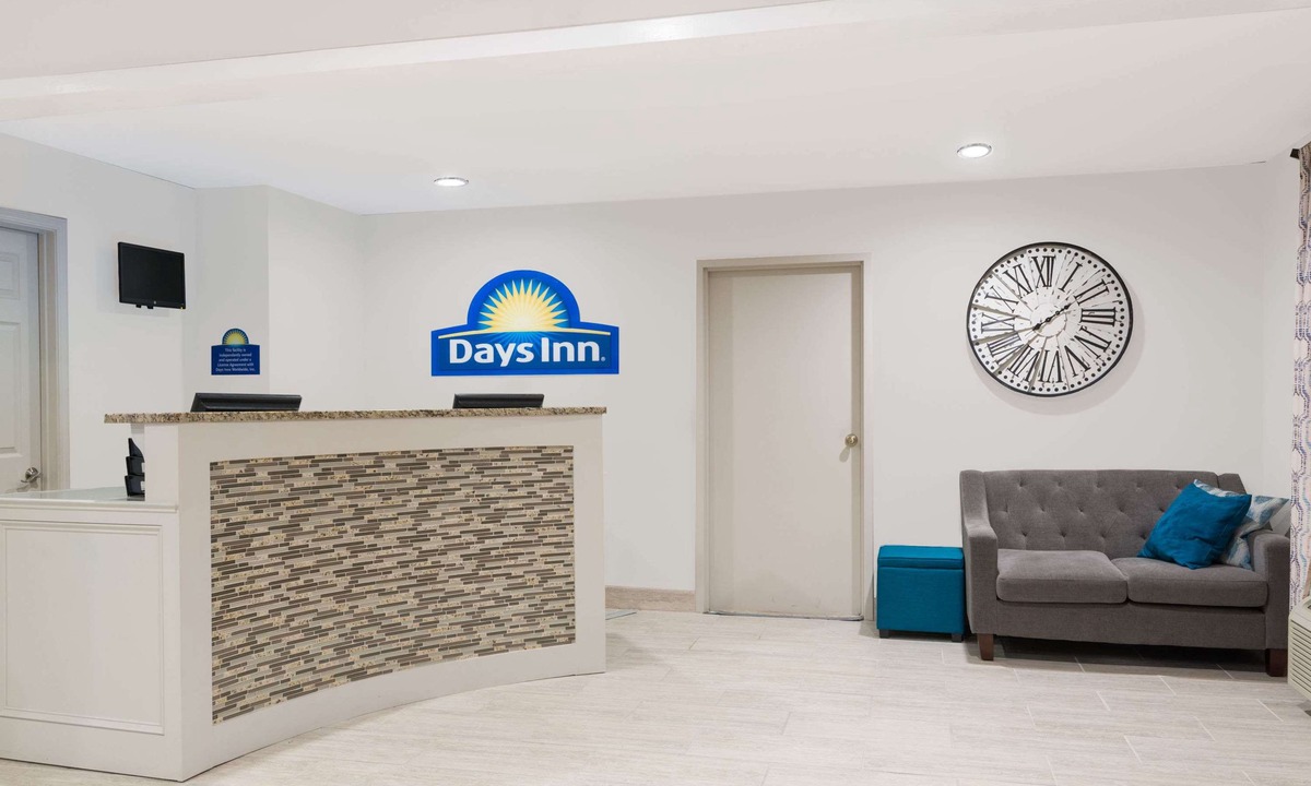 Sellersburg Hotel | Days Inn & Suites by Wyndham Sellersburg