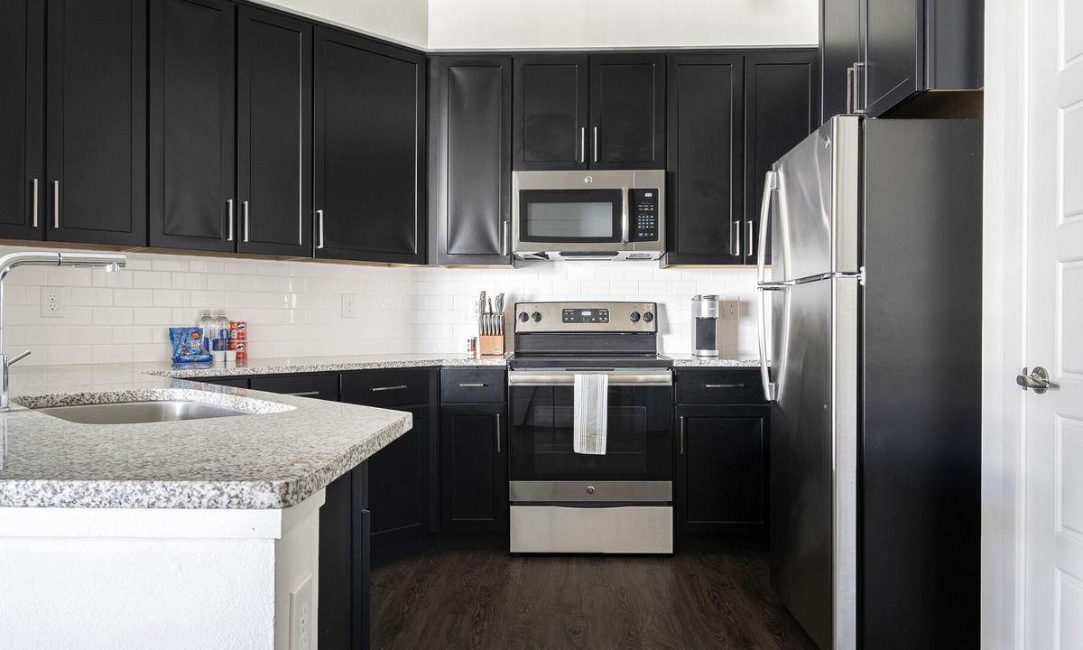 Covington Apartment | Modern Apartment in Prime Location (ID9172X20)
