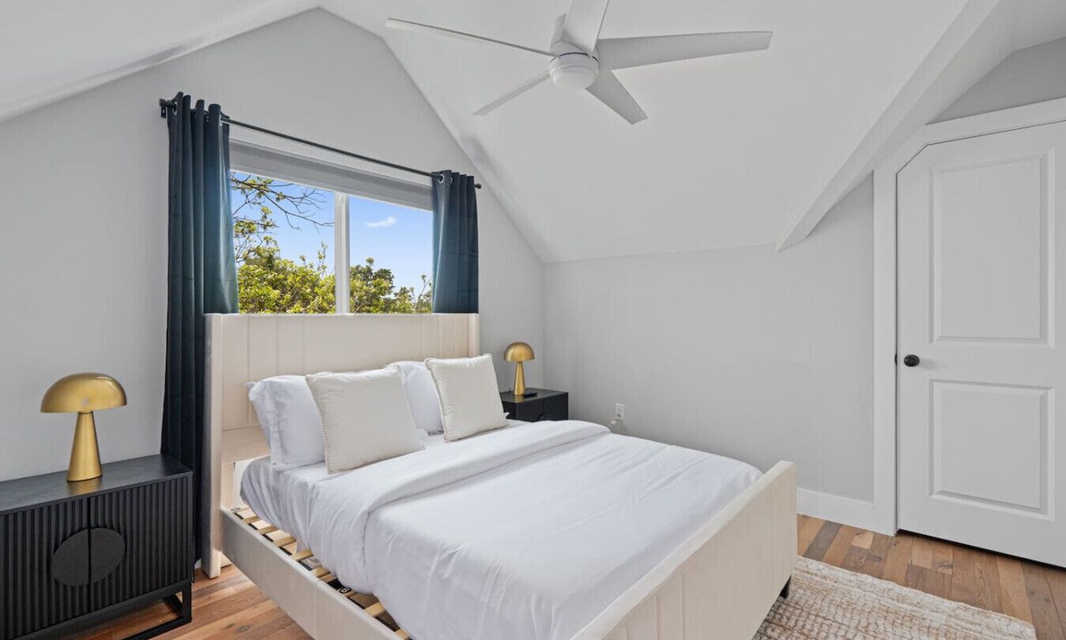 University Hills and Windsor Park House | Mins 2 Formula 1/Lux Retreat