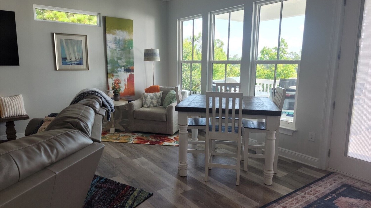 Photo of Livingroom in Henderson Point