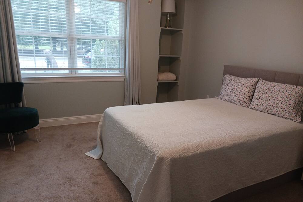 Photo of Bedroom in Lakeview