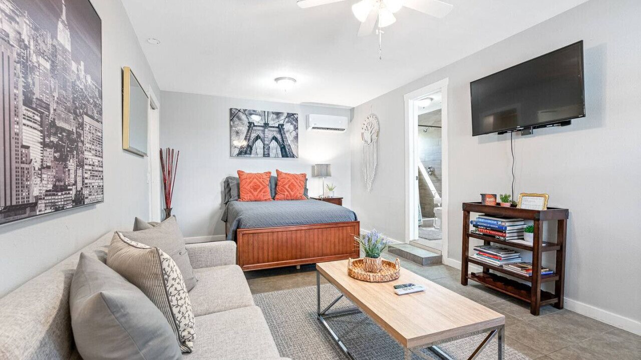 Photo of Livingroom in Oakford Park