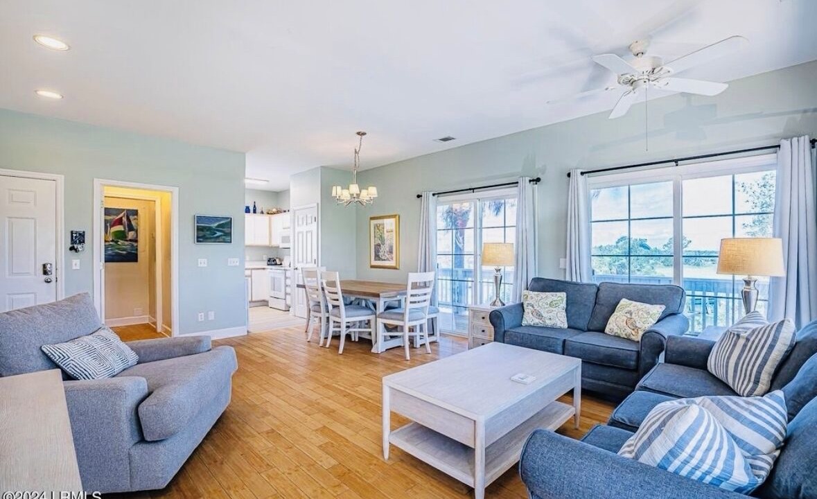 Photo of Livingroom in Oceanmarsh Subdivision