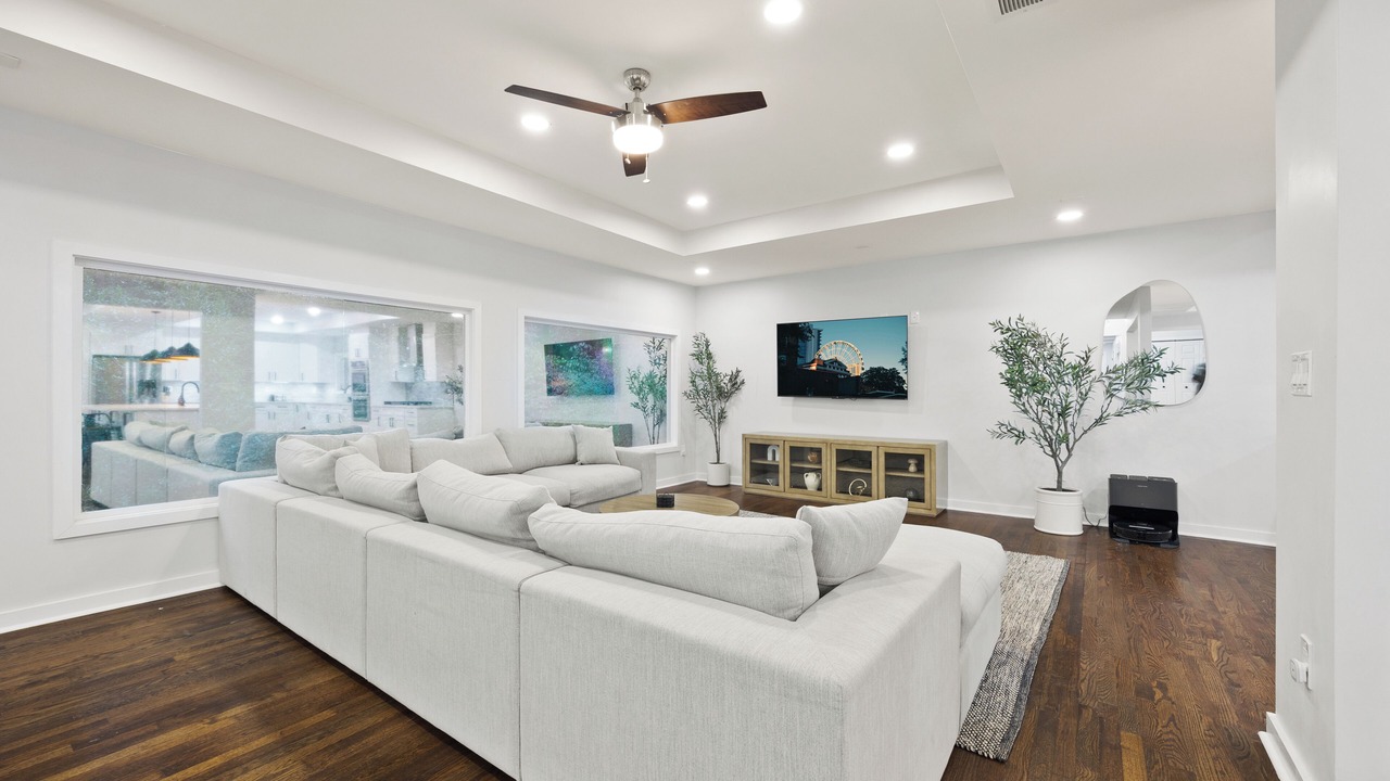 Photo of Livingroom in West Paces Ferry - Northside