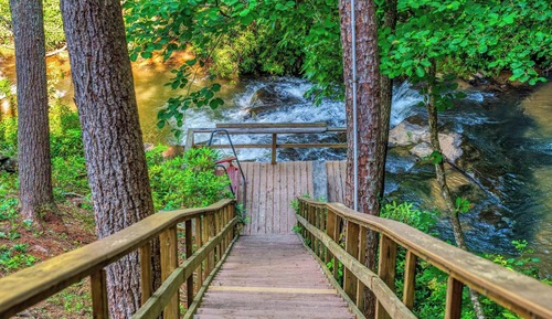 Waterfall Retreat- Riverfront Queen