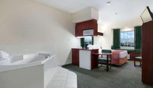 Suite with Hot Tub