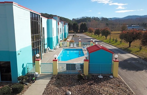 Newport Hotel | Econo Lodge