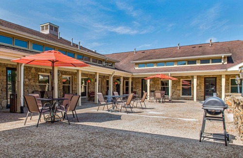 Avoca Hotel | Quality Inn & Suites Bedford West
