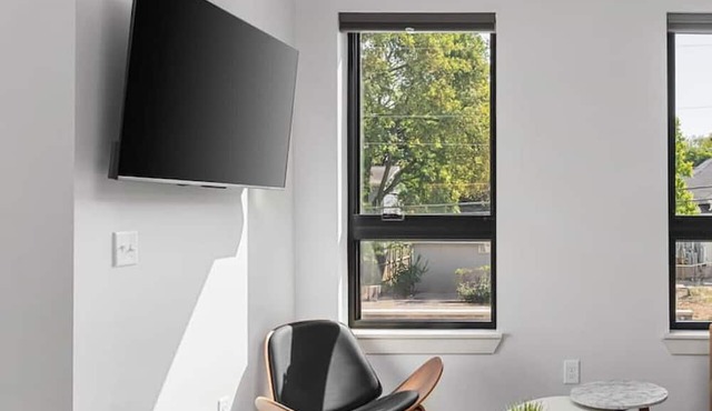 Chic Music Row Condo - Pool, Rooftop Deck with City View, Gym, Office + More!