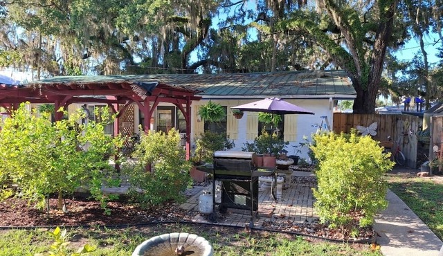Three Sisters Cottages in Crystal River